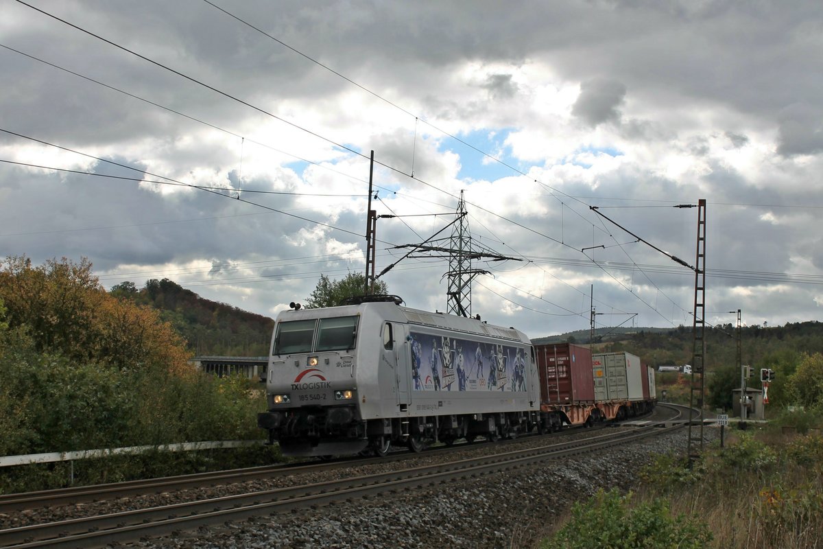 185 540  EC Kassel Huskies  am 25.09.2018 mit einem Containerzug zwischen Friedland und Eichenberg.