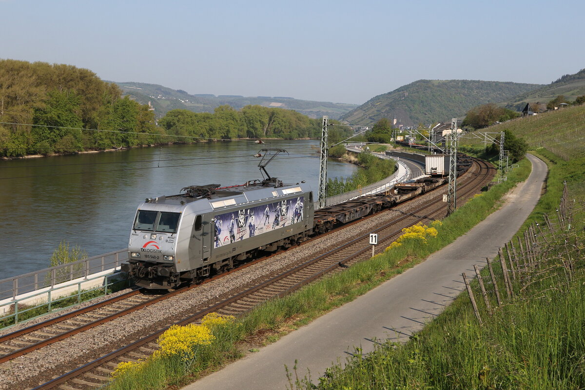 185 540  Kassel Huskies  von  TX Logistik  war mit einem schwach beladenem  KLV  am 2. Mai 2022 in Richtung Bingen unterwegs.