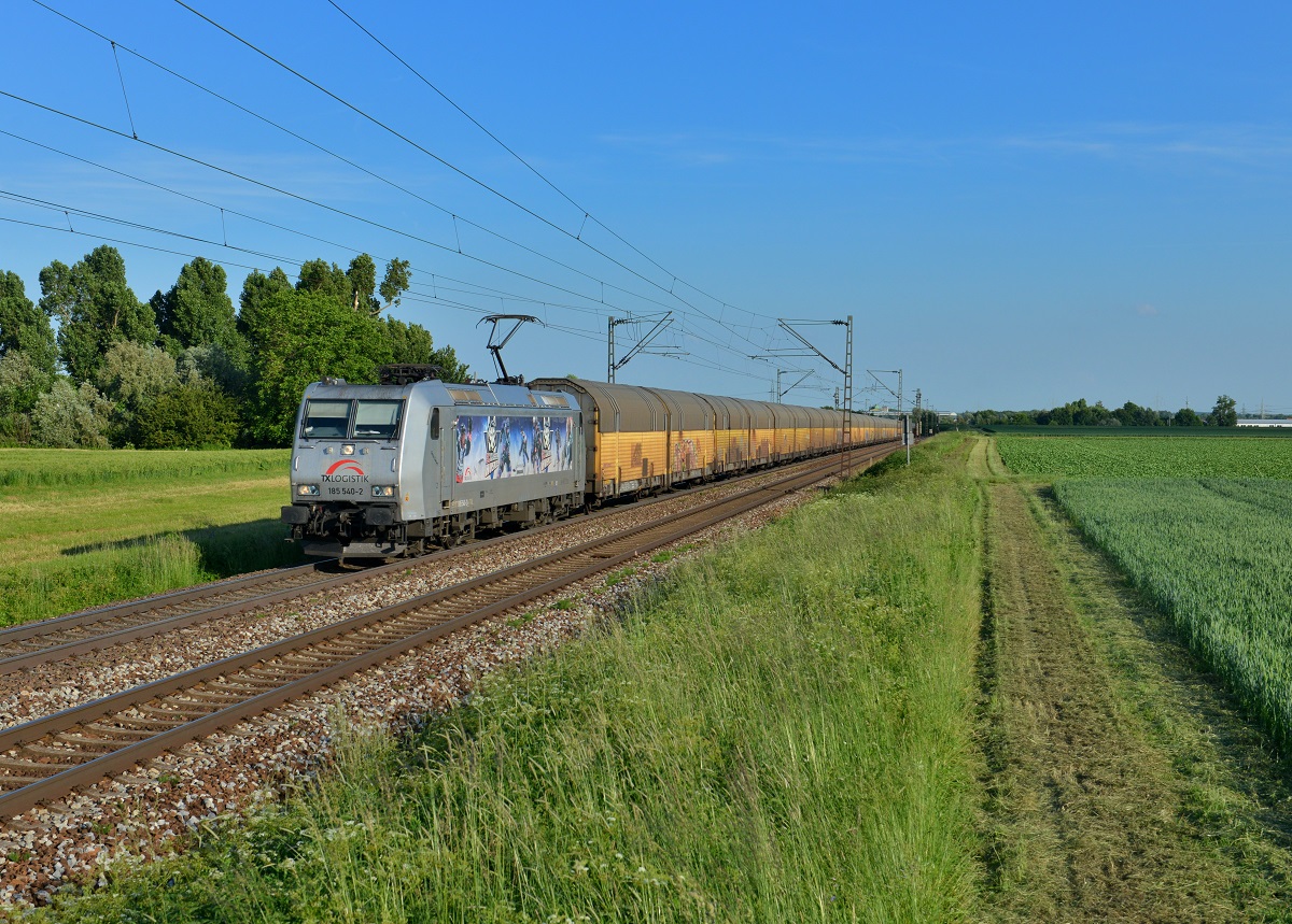 185 540 mit einem ARS-Altmann am 03.06.2015 bei Plattling. 