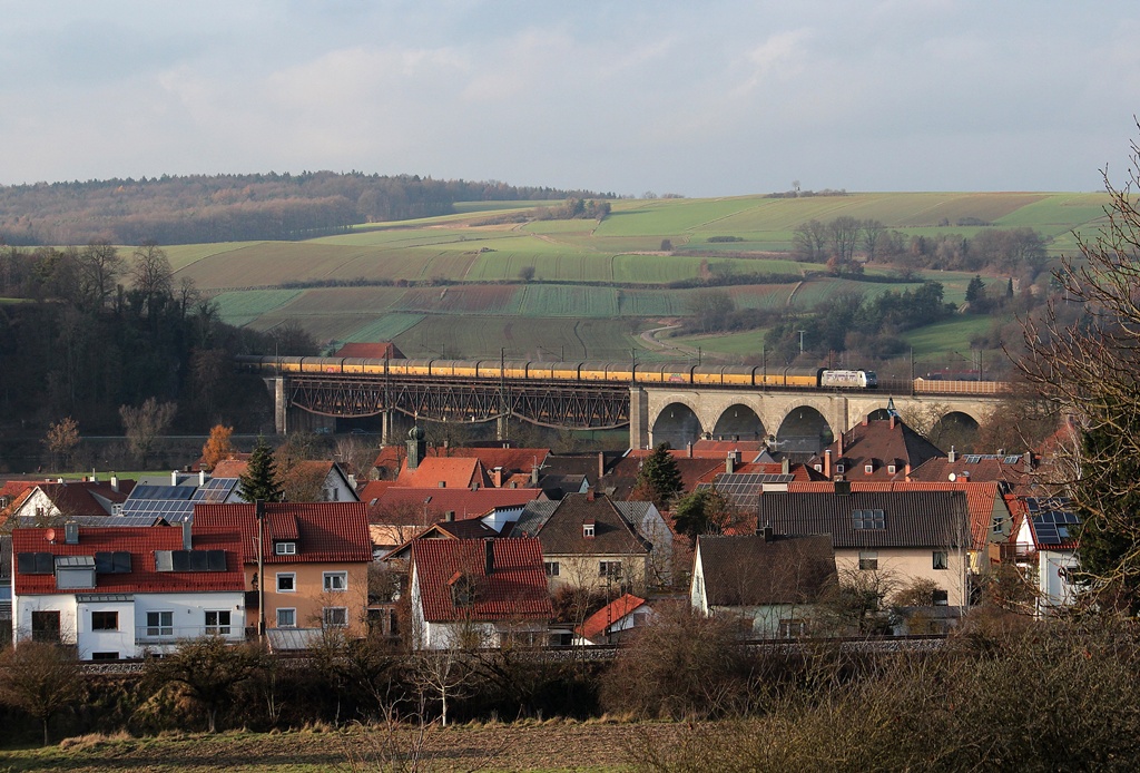 185 540 mit einem ARS-Zug auf der Mariaorter Brücke bei Regensburg am 30.11.13