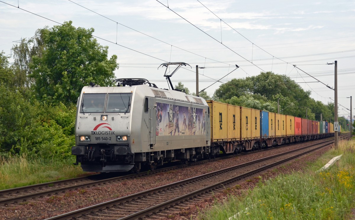 185 540 verlässt mit einem Containerzug am 03.07.14 den Hamburger Hafen. Auf der Fahrt Richtung Harburg passiert der Husky von TX Logistic Moorburg. Gruß zurück!