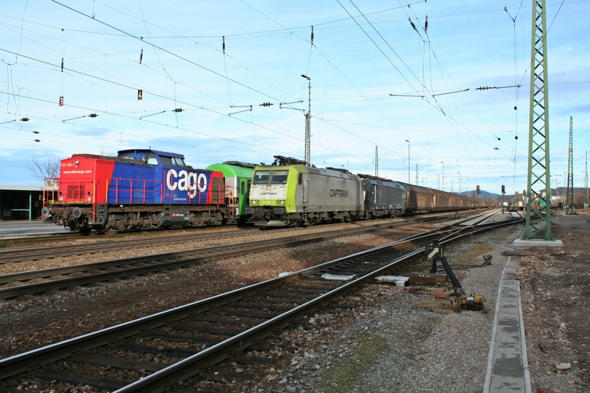 185 541-0 beim Ankuppen an den 47083 nach Italien am Mittag des 24.12.13 in Freiburg (Breisgau) Gbf.
Sie wird den Zug allerdings nur bis Weil am Rhein bespannen, da sie das Ziel Basel hat und eine Lz-Fahrt zu aufwenig gewesen wre.