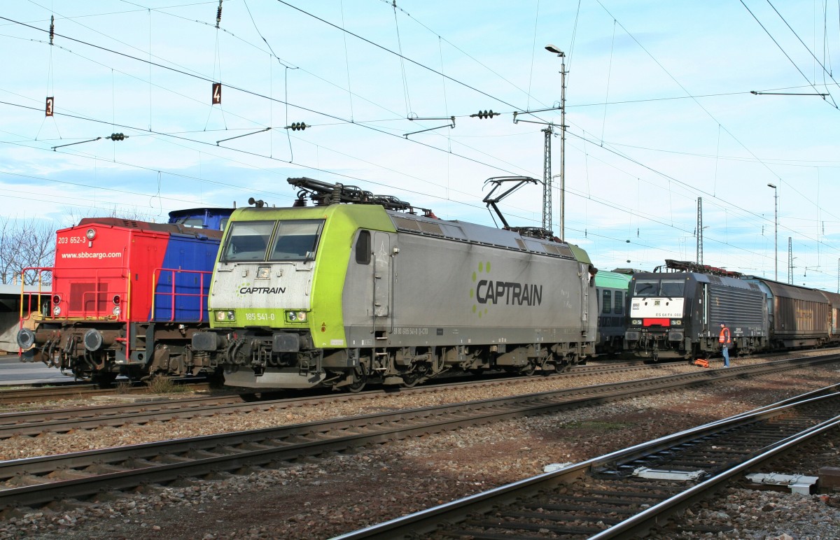 185 541-0 beim Anrangieren an den 47083 mit der ehemaligen Zuglok ES 64 F4-088. Die MRCE-Lok ist nicht defekt, nur muss die 185 ebenfalls nach Basel gebracht werden, sodass sie dem Papierzug nach Italien bis an die Schweizer Grenze bespannen wird.