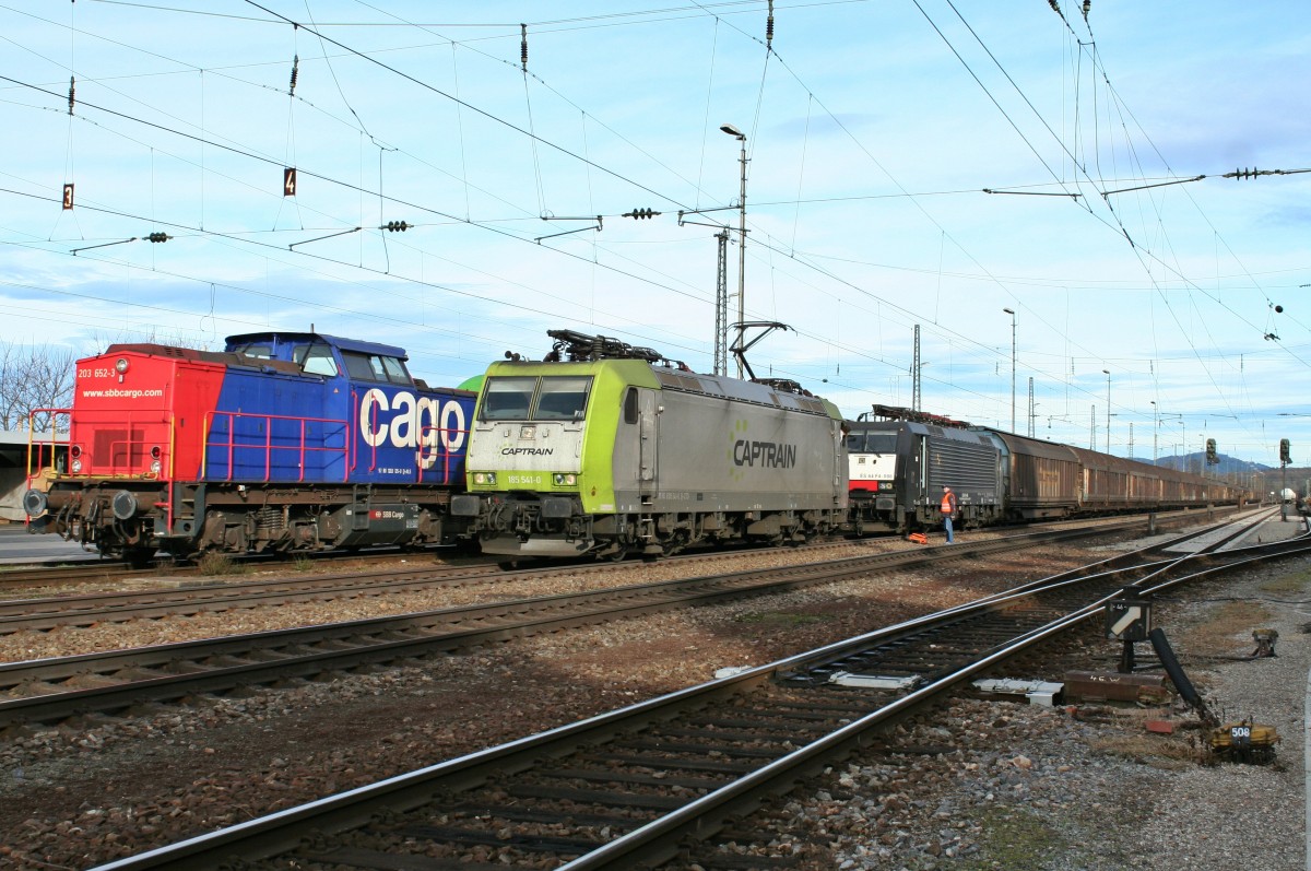 185 541-0 beim Anrangieren an den 47083 nach Italien, der bisher von ES 64 F4-083 bespannt wurde. Da die 185 aber ebenfalls nach Basel zurck musste, nachdem sie kurz zuvor einen Kesselzug nach Freiburg gebracht hatte, wurde sie kurzum vor den Papierzug gespannt und brachte diesen bis Weil am Rhein/Basel Rbf. Gre an die beiden Lokfhrer! (24.12.13)