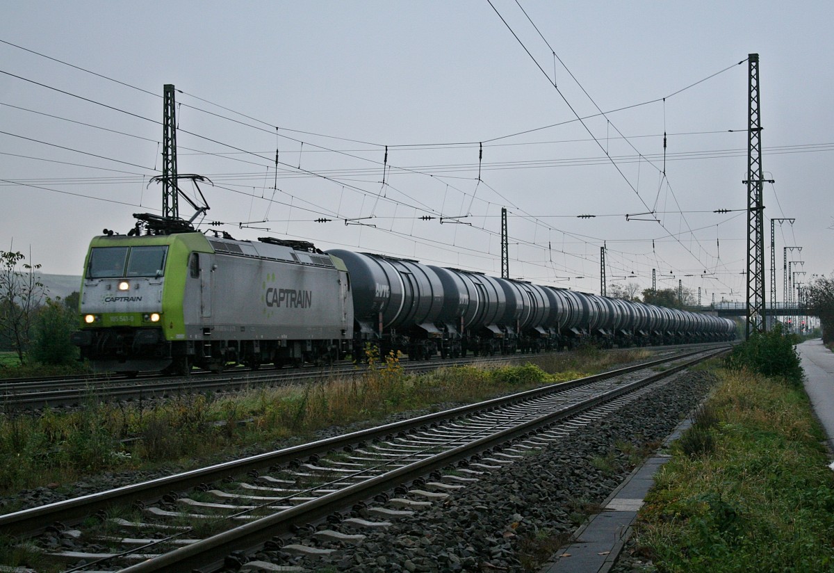 185 541-0 mit einem Kesselzug gen Norden am Nachmittag des 22.11.13 beim Durchfahren des Bahnhofs Mllheim (Baden).