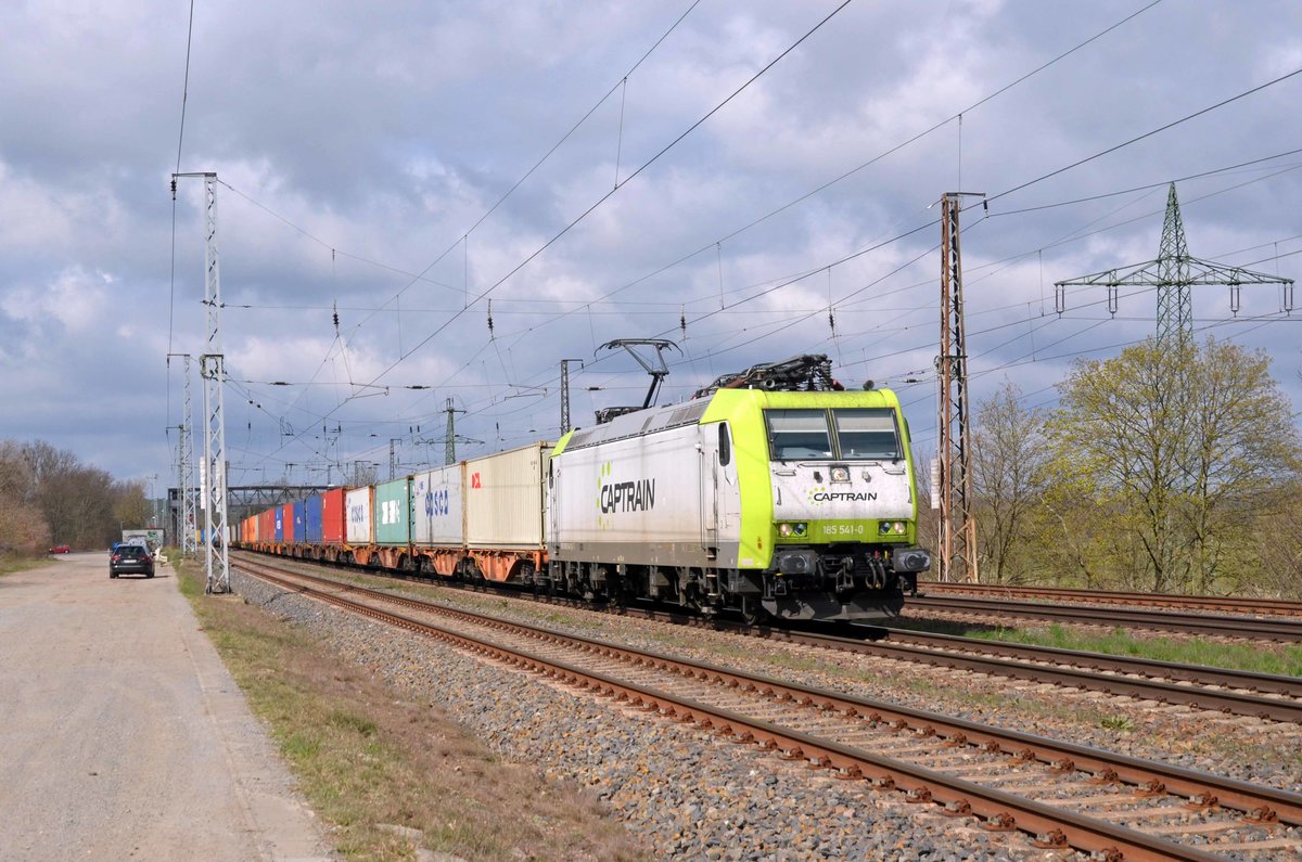 185 541 der Captrain schleppte am 13.04.21 einen Containerzug durch Saarmund Richtung Schönefeld.