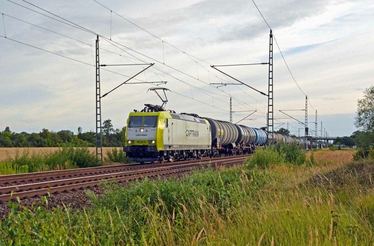 185 541 der Captrain schleppte am 05.08.23 einen Kesselwagenzug durch Gräfenhainichen Richtung Wittenberg.