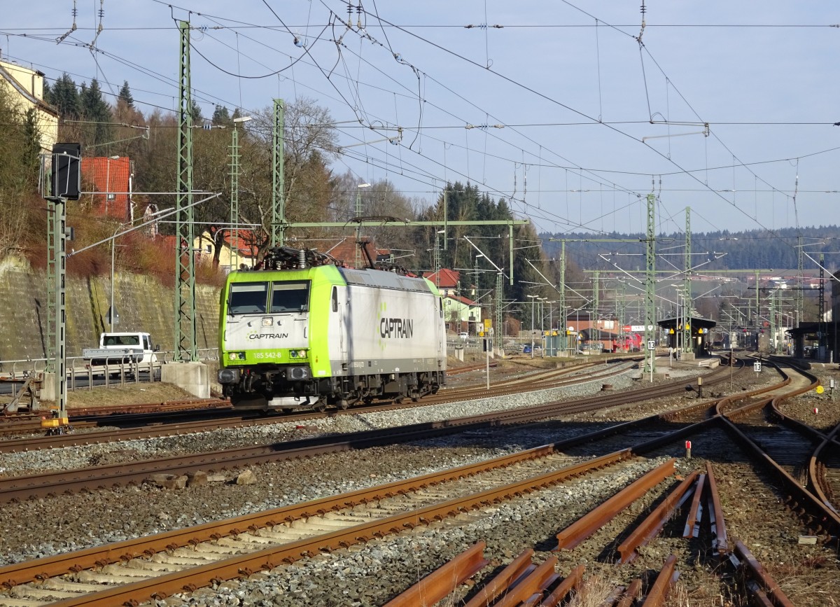 185 542-8 von Captrain durchfährt am 27. Februar 2015 solo den Bahnhof Kronach in Richtung Lichtenfels.