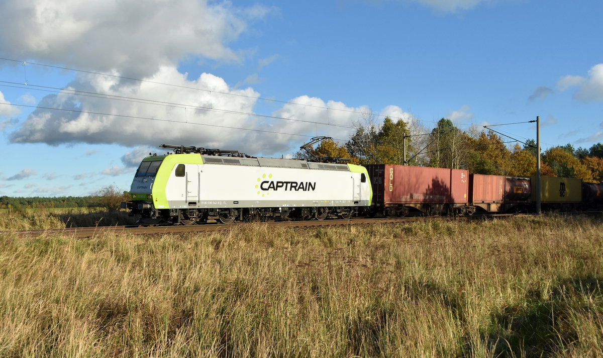 185 542-8 der Captrain mit Container kommend aus Schwerin bei bestem Herbstwetter. 3km östlich von Büchen 06.11.2017