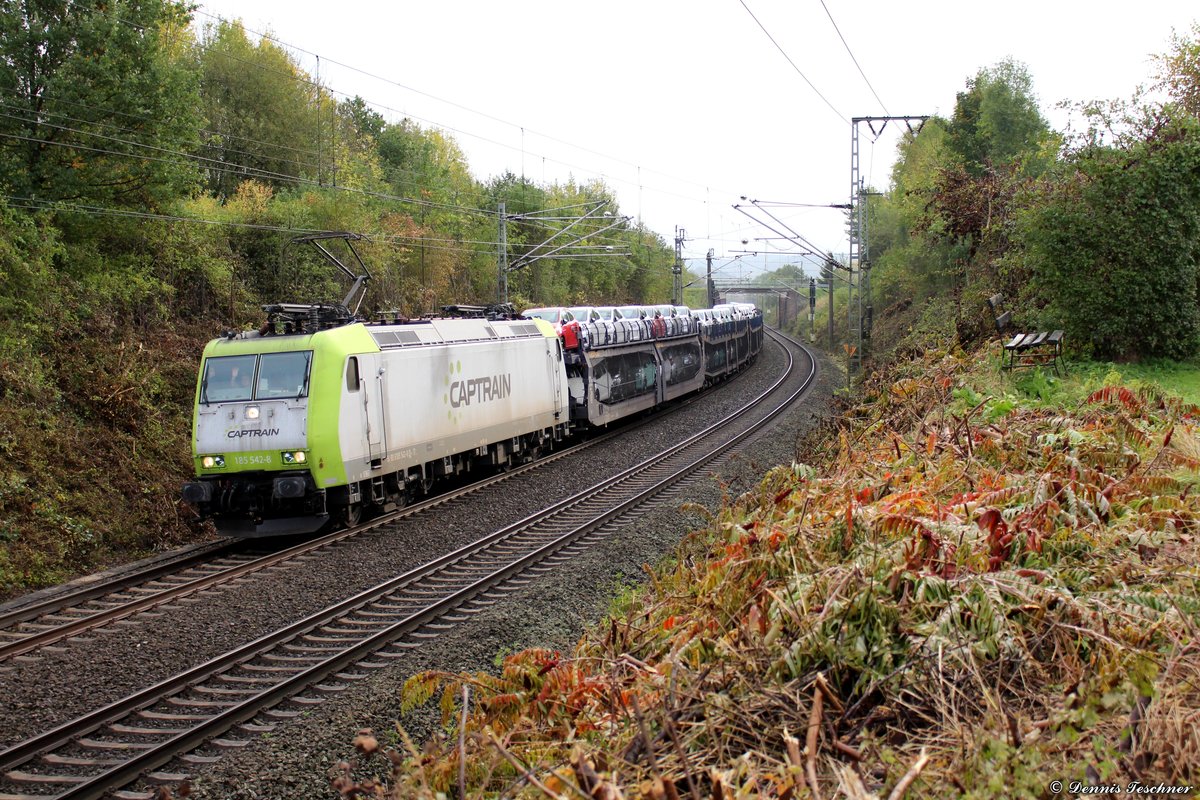 185 542-8 von Captrain mit einem Autologistiker auf der KBS 600 kurz vor Eichenberg auf dem Weg von Bad Schandau nach Ehrang fotografiert in Hohengandern am 09.10.2017
