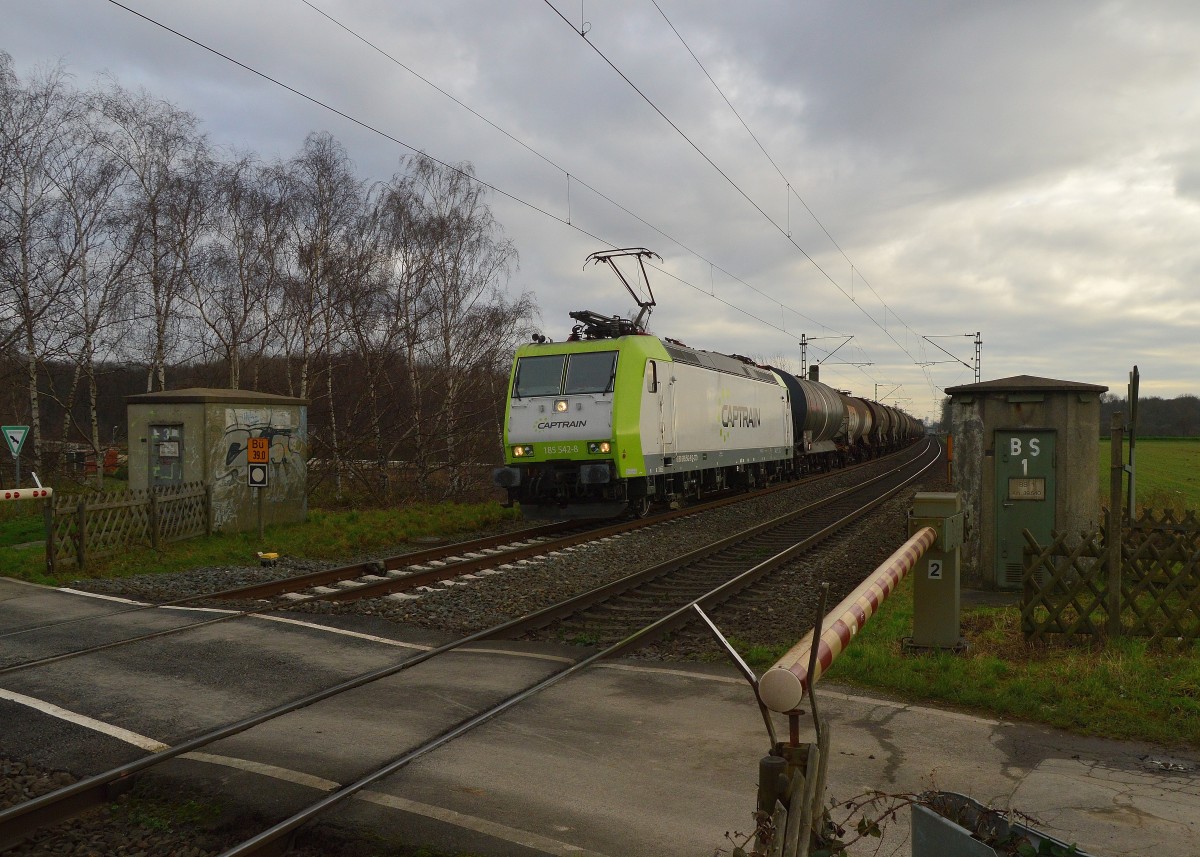 185 542-8 von Captrain mit einem Gemischtwarenladen am Haken bei Kaarst Broicherseite am 19.12.2015
