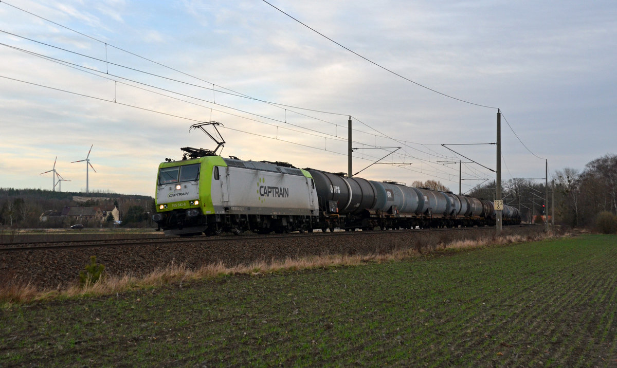 185 542 der Captrain schleppte am 01.02.18 einen Kesselwagenzug durch Burgkemnitz Richtung Bitterfeld.