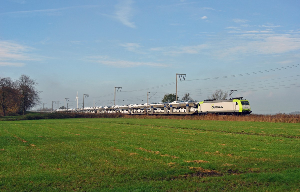 185 542 fuhr am 05.11.2014 mit einem Autozug von Emden in Richtung Bremen, hier bei Petkum.