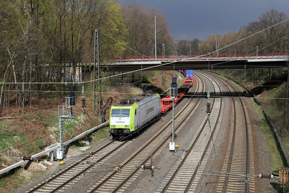 185 542 mit einem KLV-Zug auf der Güterbahn unterwegs zwischen Abzweig Ruhrtal und Abzweig Lotharstraße in Duisburg.
Aufnahmedatum: 24.03.2014
