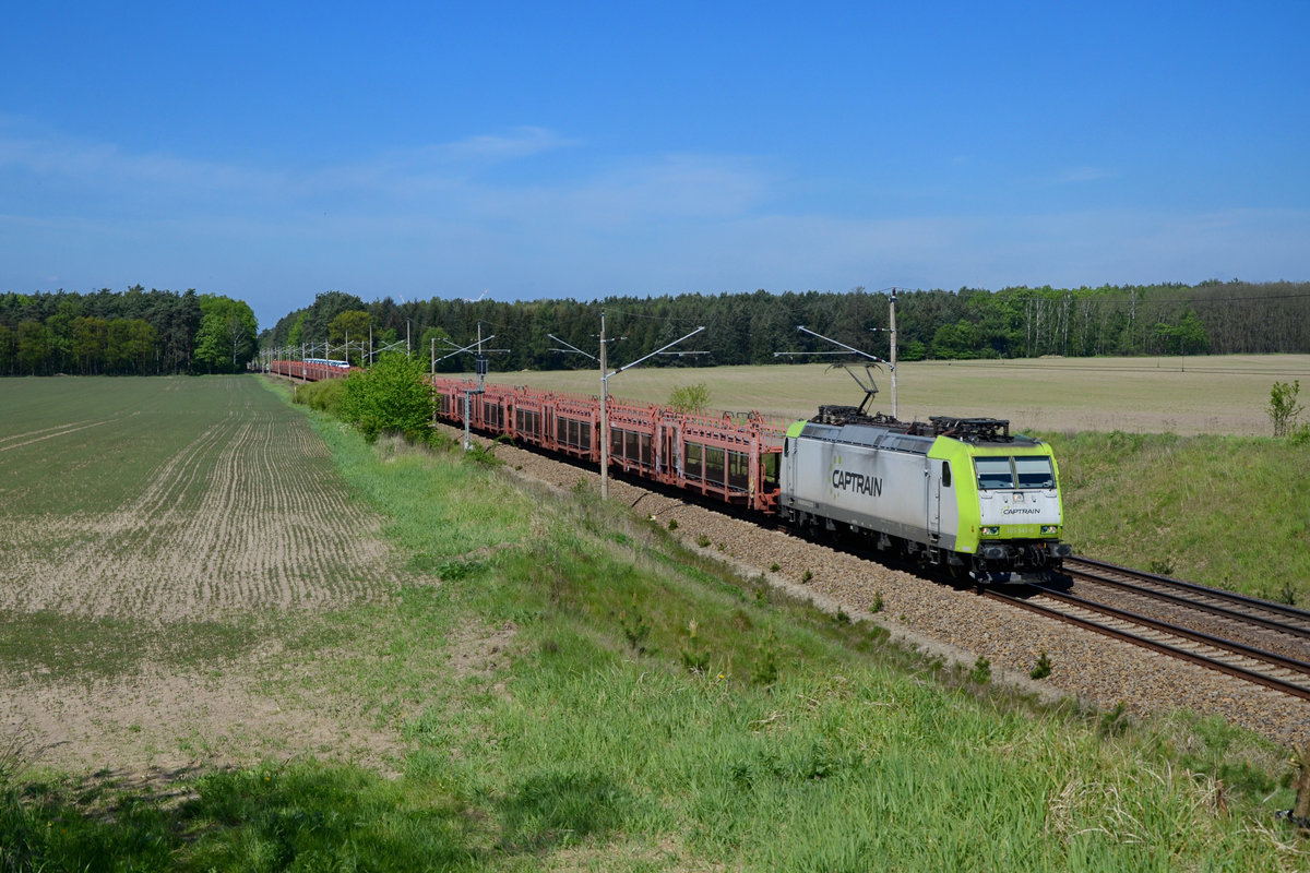 185 543 mit einem leeren Autozug am 10.05.2016 bei Rosengarten.