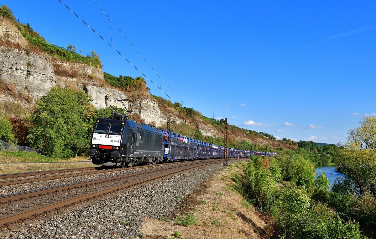 185 544 mit einem Autozug am 24.08.2022 bei Himmelstadt.