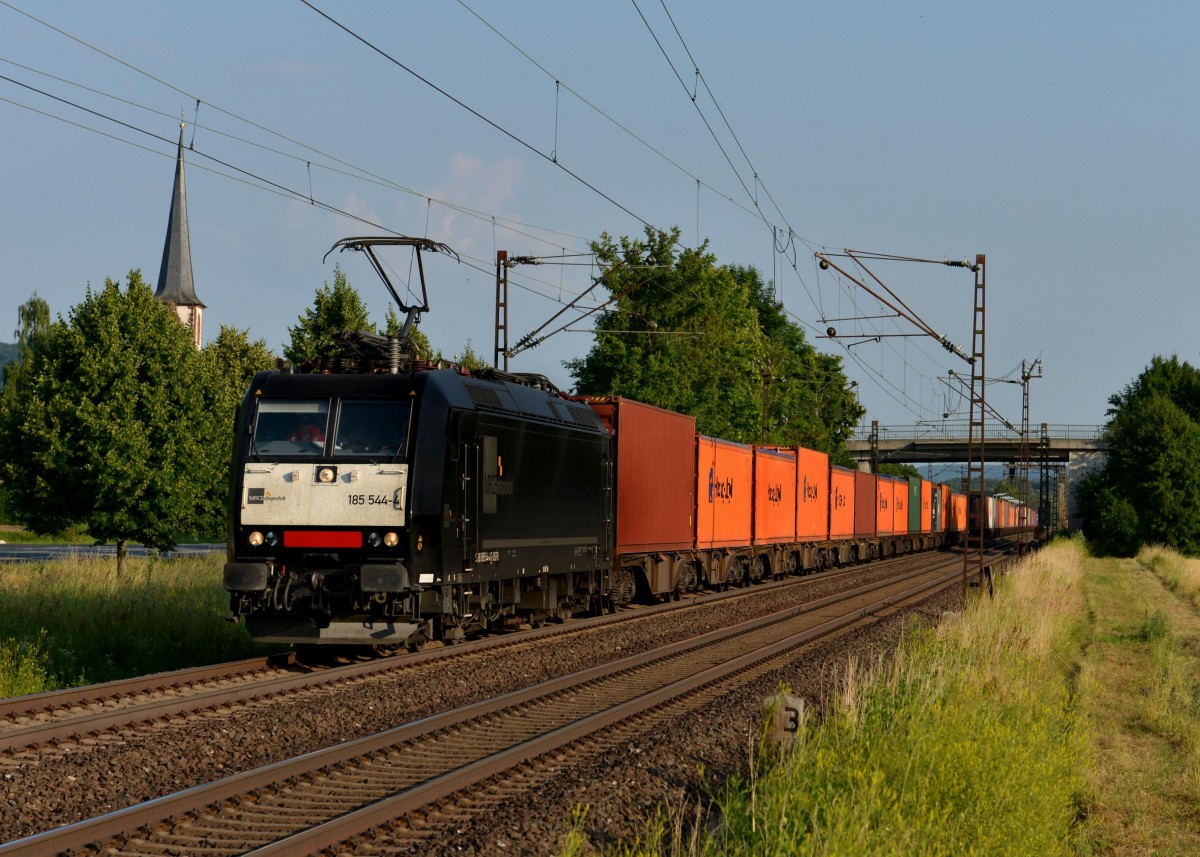 185 544 mit einem Containerzug am 06.07.2013 bei Th�ngersheim.