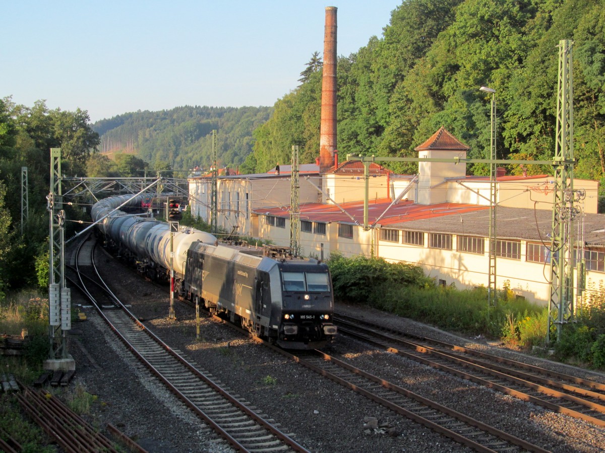 185 545-1 von MRCE / MGW zieht am 07. September 2013 einen Kesselwagenzug durch Kronach in Richtung Saalfeld.