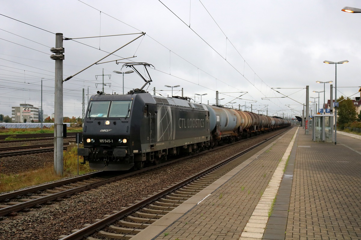 185 545-1 MRCE, gemietet von CTL Logistics, als Kesselzug durchfährt den Bahnhof Bitterfeld auf Gleis 3. [24.9.2017 | 15:50 Uhr]