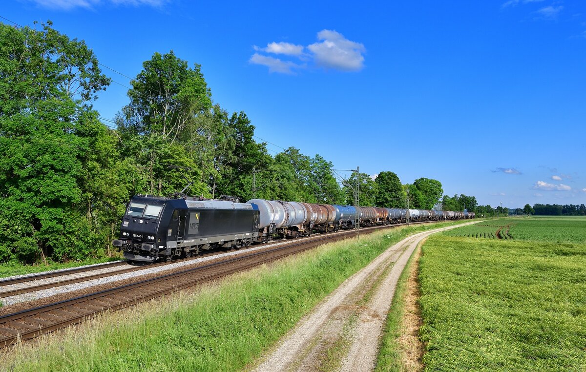 185 545 mit einem Kesselzug am 06.06.2022 bei Langenisarhofen.