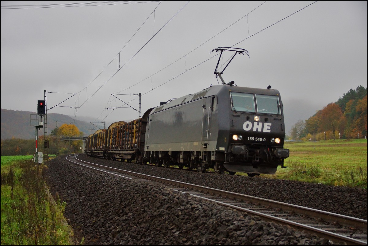 185 546-9 -OHE- ist bei Haarbach mit einen Holzzug am 11.11.14 zu sehen.