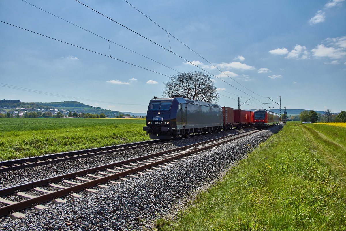 185 547-7 von der HHLA ist mit einen Containerzug am 10.05.2017 bei Retzbach-Zellingen zu sehen.