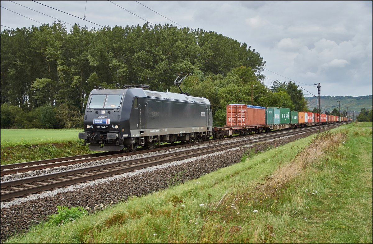 185 547-7 von HHLA ist mit einen Containerzug bei Retzbach am 07.09.2017 unterwegs.