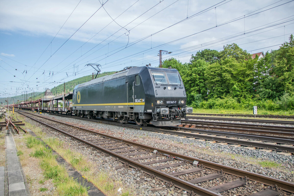 185 547-7 mit einem leeren Autozug zu sehen bei der Durchfahrt von Gemünden/M. am 24.05.2023
Standort ist öffentlich