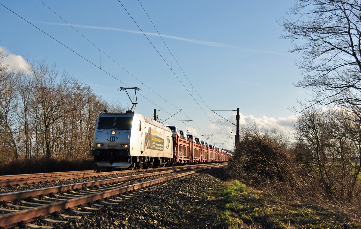 185 548-4 fuhr am 03.04.2015 mit einem Autozug von Polen nach Emden, hier zwischen Leer und Ihrhove.