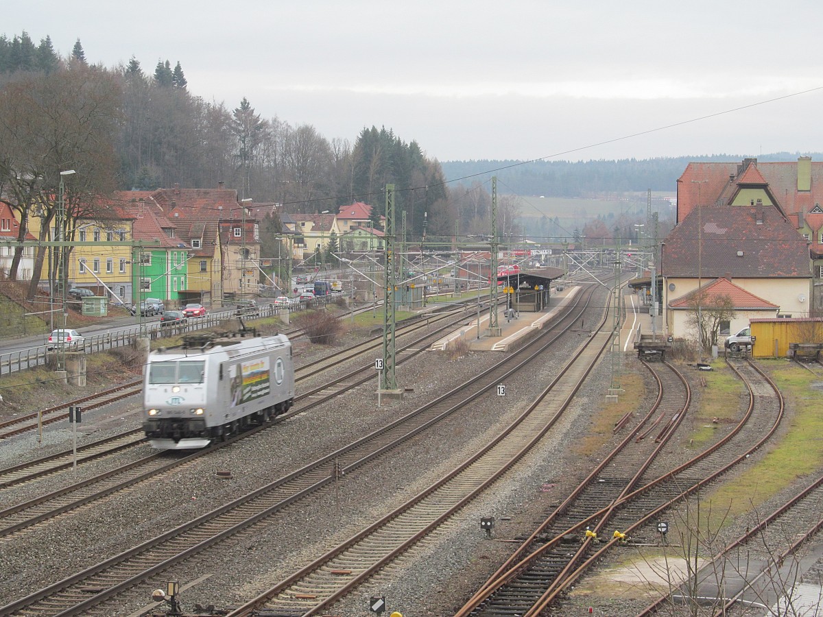 185 548-5  Lokführer gesucht  von ITL durchfährt am 02. Januar 2014 den Bahnhof Kronach in Richtung Lichtenfels.