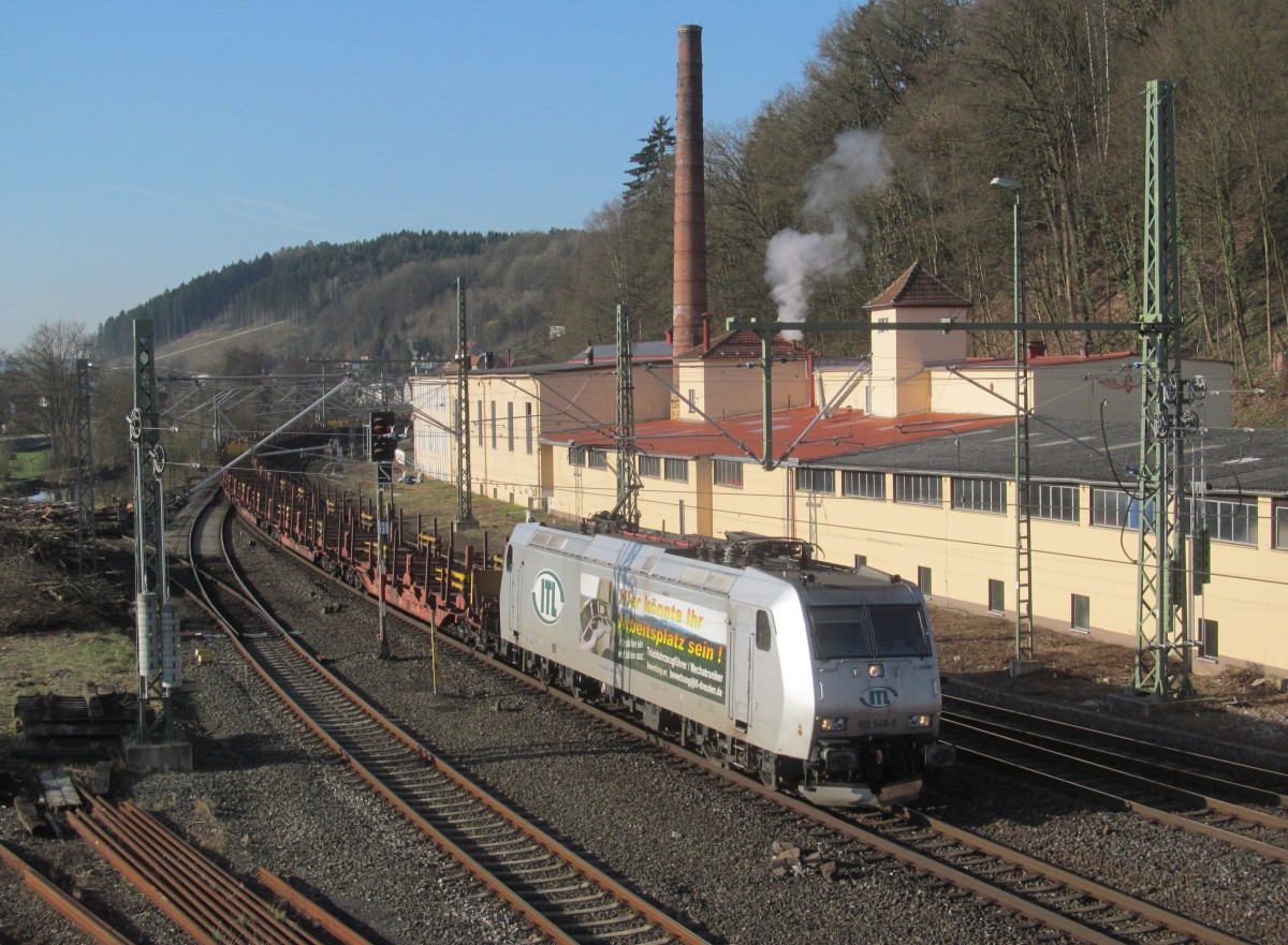 185 548-5  Lokführer gesucht  von ITL zieht am 21. März 2014 einen Flachwagenzug durch Kronach in Richutng Saalfeld.
