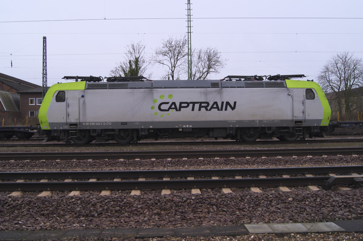 185 549-3 steht in Bous Saar in der Abstellung. Im Hintergrund die Stahlwerke Bous, ehemals (Mannesmann) Röhrenwerke Bous. Die Captrain Lok wartet auf die Zusammenstellung des Zuges mit Gußblöcken, die dann ins Ruhrgebiet transportiert werden. 04.12.2017