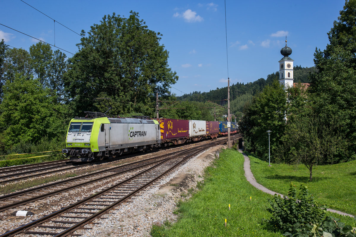 185 549 von Captrain fährt mit einem KLV bei Wernstein am Inn in Richtung Wels. Aufgenommen am 23. August 2017.