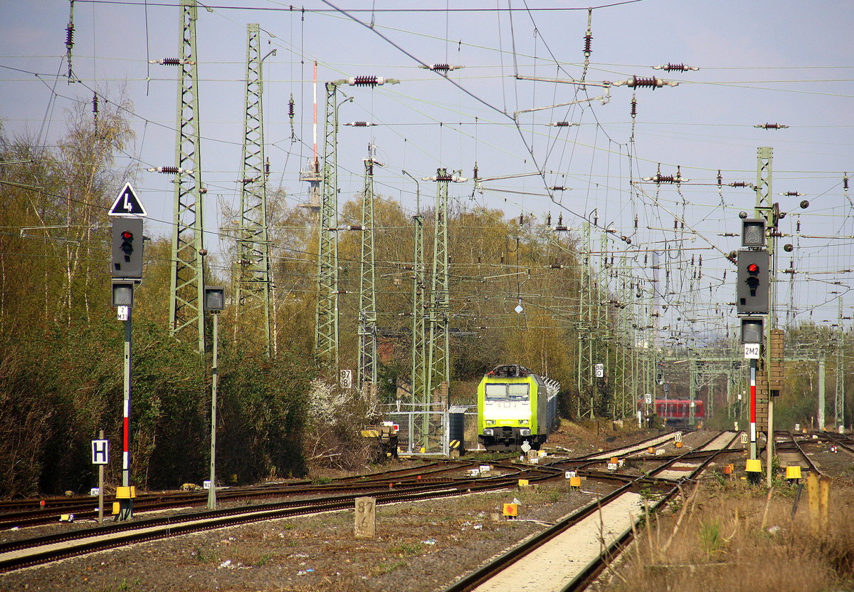 185 550-1 von Captrain steht abgestellt in Krefeld-Hbf.
Aufgenommen vom Bahnsteig in Krefeld-Hbf. 
Bei schönem Frühlingswetter am Nachmittag vom 10.4.2016. 