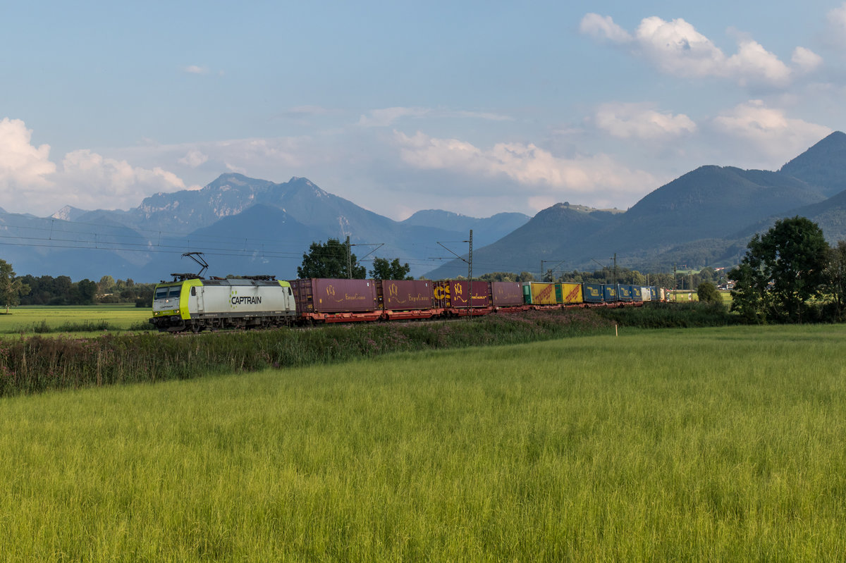 185 550 von Captrain fährt mit einem Umleiter durchs Chiemgau, aufgenommen am 17. August 2016.