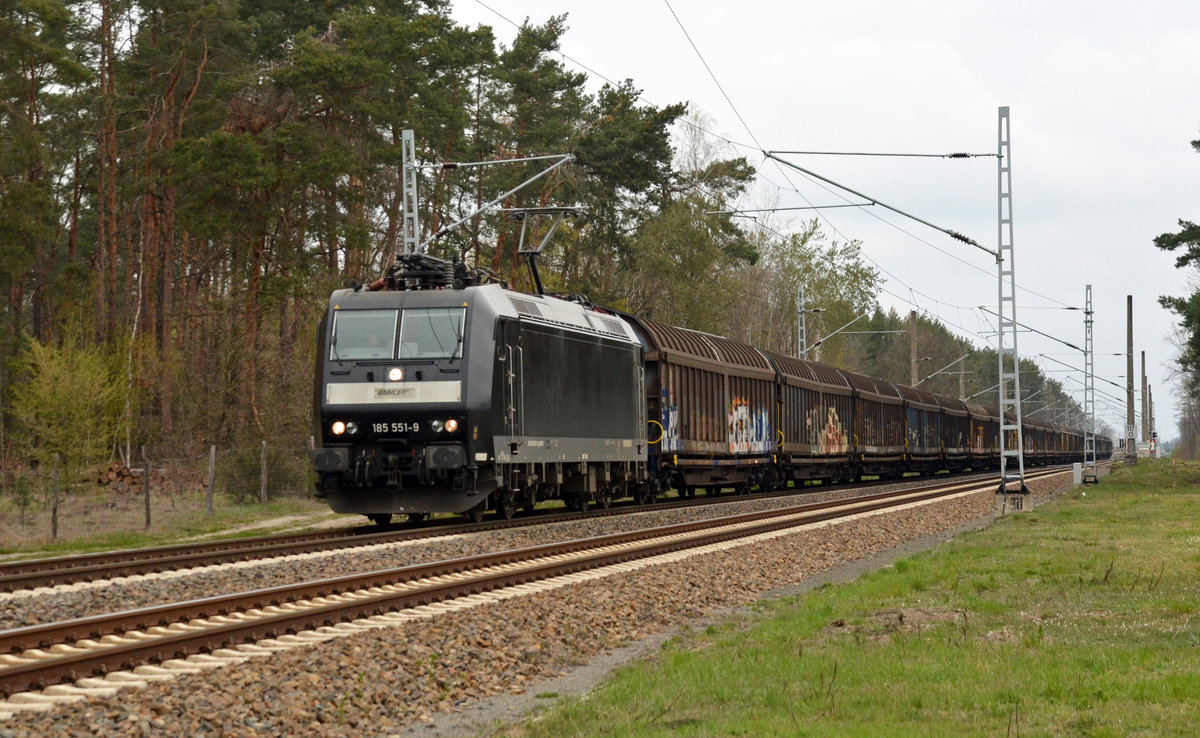 185 551 der MRCE führte für ihren Mieter CFL Cargo am 12.04.19 einen Schiebewandwagen-Zug durch Marxdorf Richtung Zeithain.