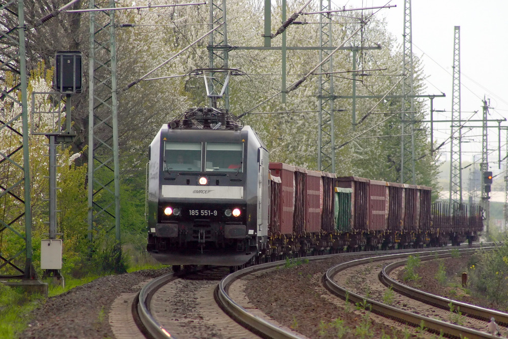 185 551 wurde mit ihrem Güterzug von Düsseldorf-Rath nach Bous-Saar in Höhe Köln-Wahn abgelichtet.
Aufnahmedatum: Das Aufnahmedatum ist mir leider nicht mehr bekannt und auch den EXIF-Daten nicht zu entnehmen.
