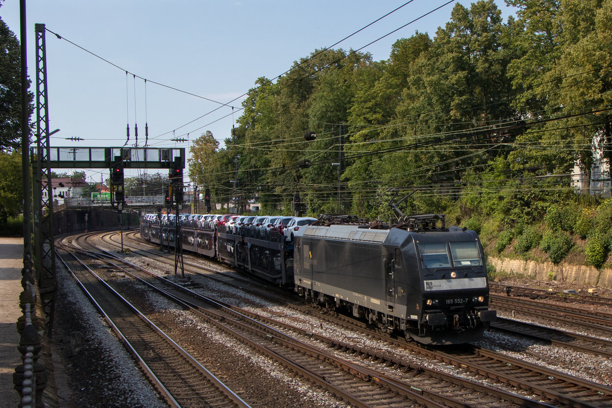 185 552-7 ist am 27. Juli 2018 mit einem Autozug in Offenburg unterwegs. 
