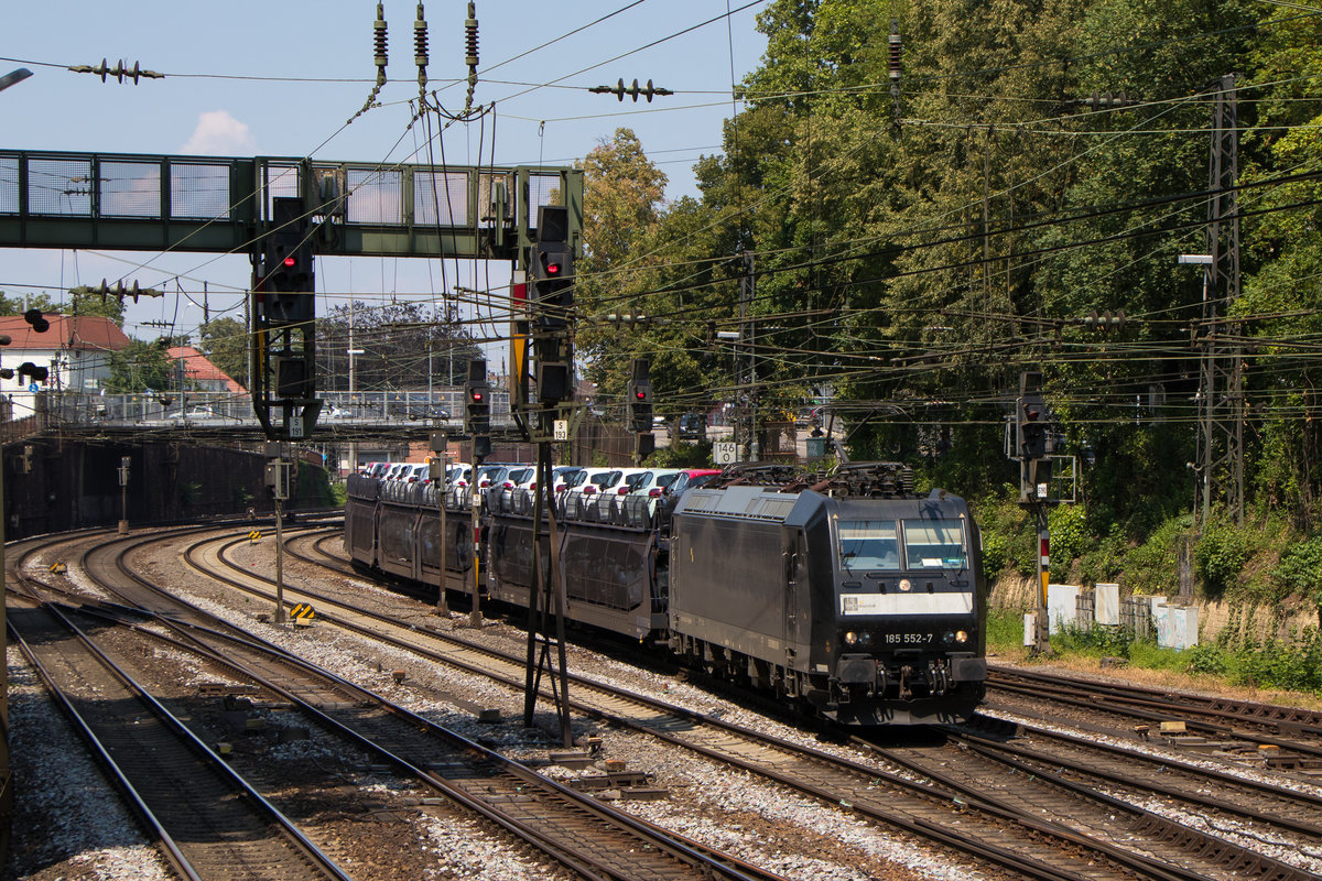185 552-7 mit einem Autozug. Aufgenommen am 25. Juli 2018 in Offenburg.