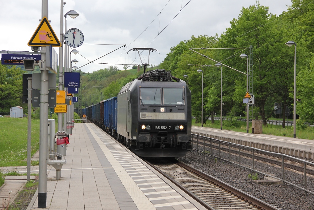 185 552-7 mit einem Koks-Leerzug aus Richtung Sden kommend bei der Durchfahrt durch Wehretal-Reichensachsen. Aufgenommen am 20.05.2013.