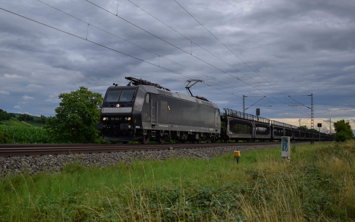 185 552 am 05.07.2018 mit dem Autozug von Mulhouse Nord nach Trnava, kurz vor dem Hp Buggingen.