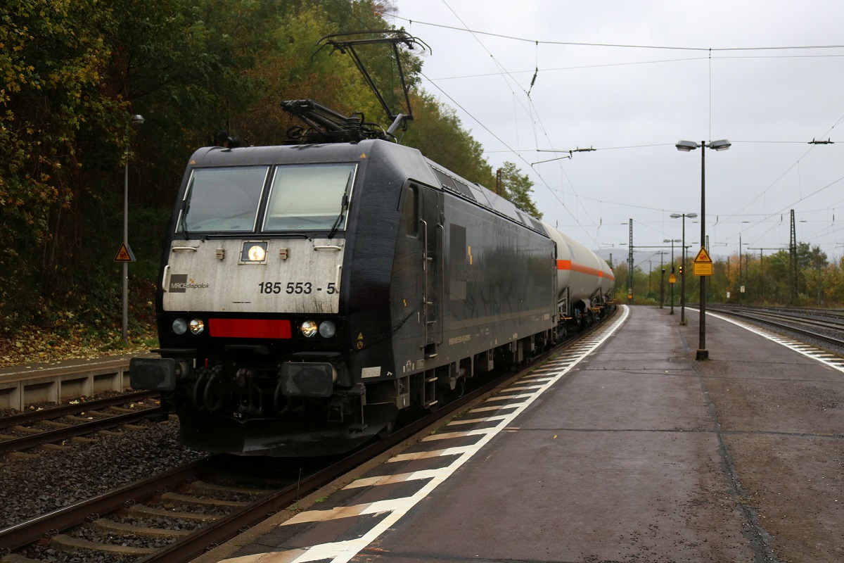 185 553-5 MRCE als Kesselzug durchfährt den Bahnhof Schlüchtern auf der Bahnstrecke Fulda–Hanau (Kinzigtalbahn | KBS 615) auf Gleis 4 Richtung Hanau. [22.10.2017 | 12:45 Uhr]