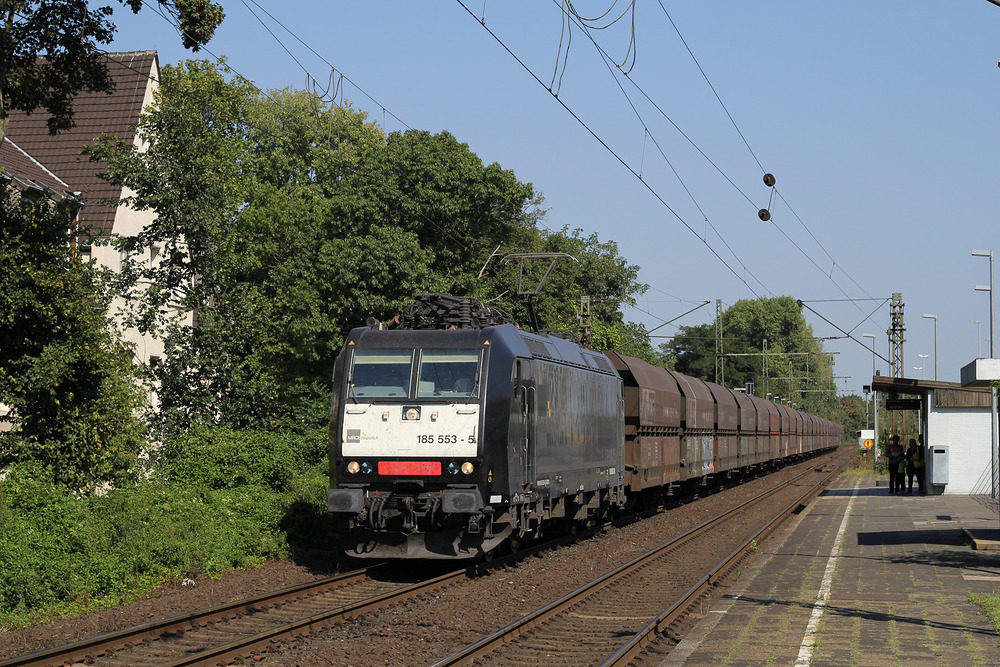 185 553 durchfährt mit einem Kohlezug den Haltepunkt Rheinhausen Ost.
Aufgenommen am 12. September 2016.