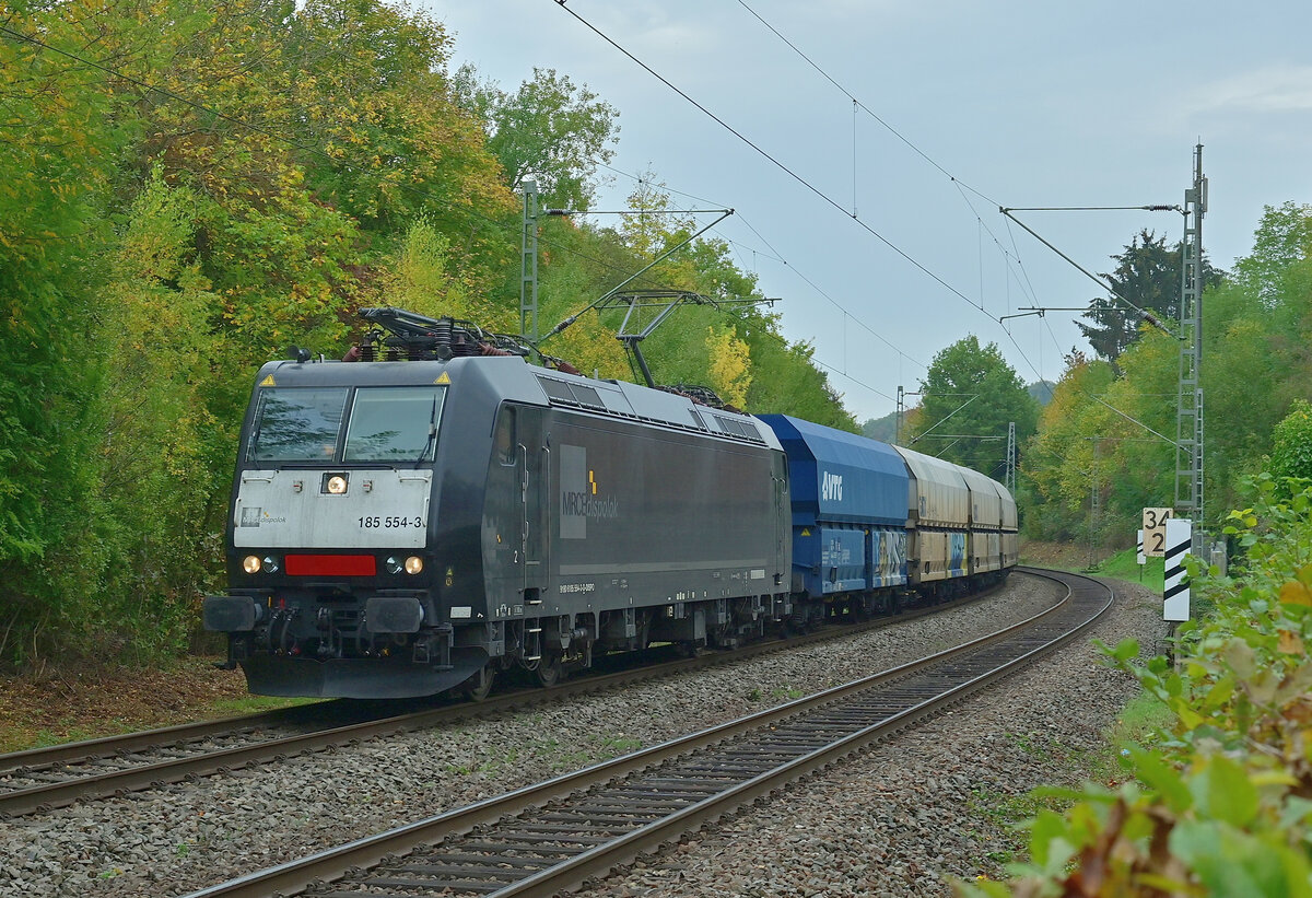 185 554-3 mit einem leeren Kohlezug am 20.10.2022