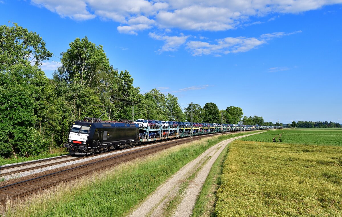 185 554 mit einem Autozug am 11.06.2022 bei Langenisarhofen.