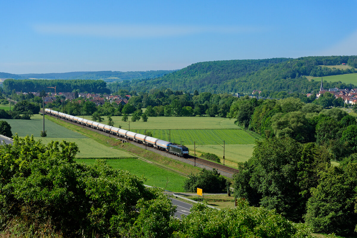 185 554 MRCE/CFL mit einem Gaskesselzug bei Himmelstadt Richtung Gemünden, 12.06.2020