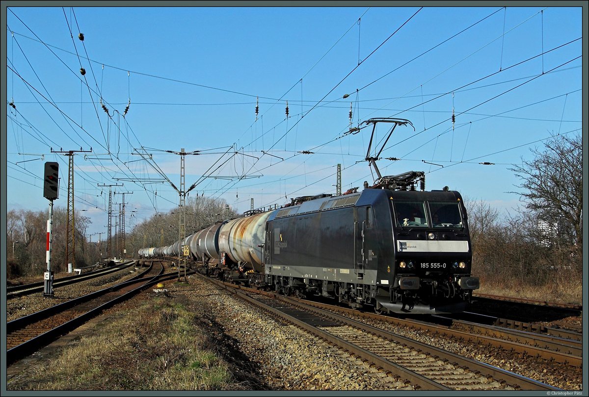 185 555-0 mit einem Kesselzug in Leipzig-Thekla. (22.02.2014)