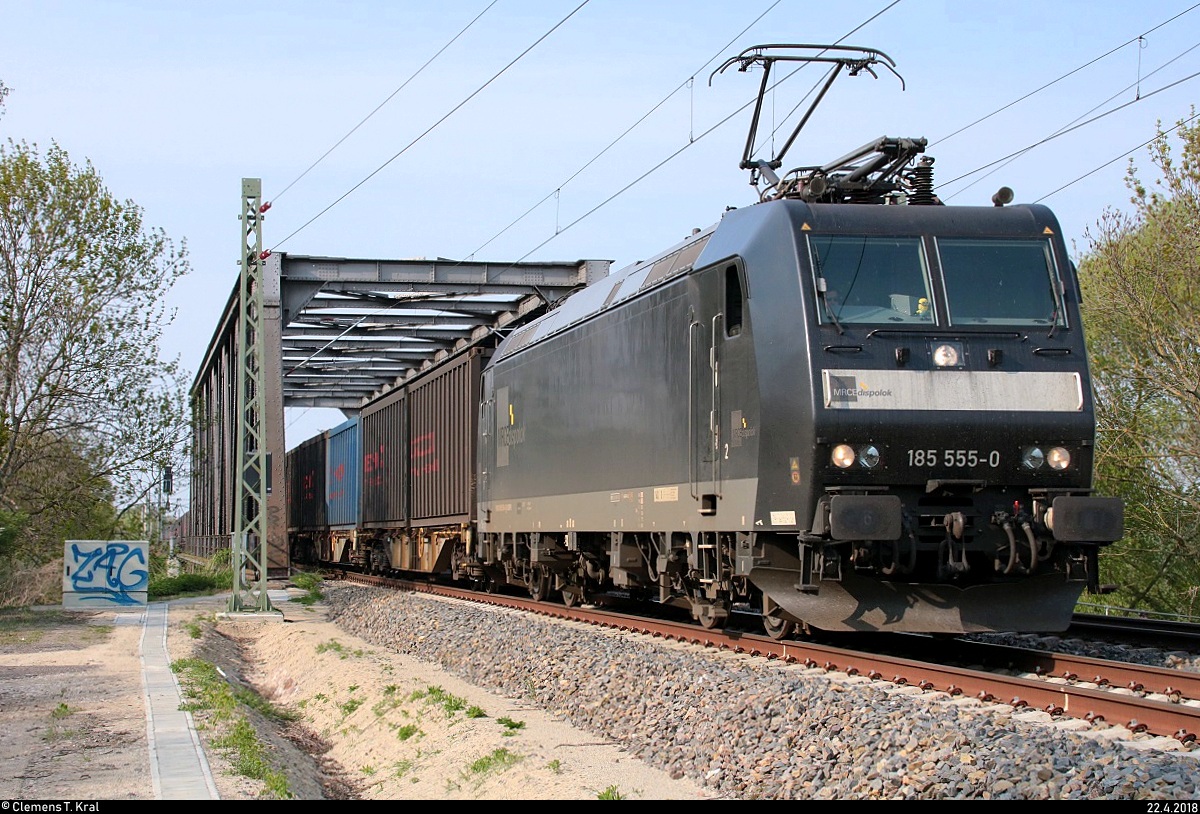 185 555-0 MRCE als black-boxX-Containerzug von neska intermodal für die thyssenkrupp AG fährt in Schkopau auf der Bahnstrecke Halle–Bebra (KBS 580) Richtung Großkorbetha. [22.4.2018 | 16:48 Uhr]