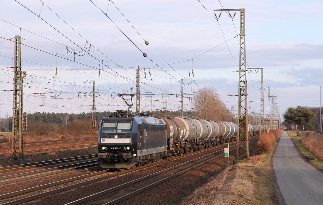 185 555 im östlichen Bereich des Bahnhofs Wunstorf.
Die Lok soll laut Railcolor aktuell für CFL Cargo fahren.
Aufnahmedatum: 5. März 2018