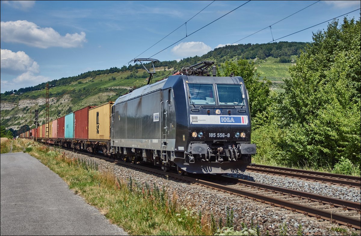 185 556-8 von HHLA hier zu sehen bei Thüngersheim mit einen Containerzug ,am 05.07.2017.